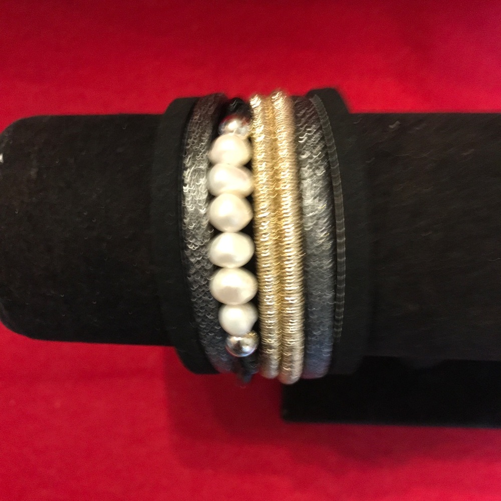 Handmade black leather bracelet with pearls